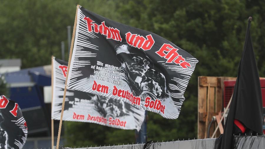 Bandeiras exibidas no festival neonazista em Themar, na Alemanha - Bodo Schackow/AFP