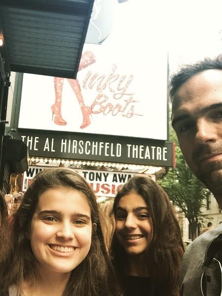 Tadeu Schmidt com a família em frente à Broadway em Nova York - Reprodução/Instagram - Reprodução/Instagram