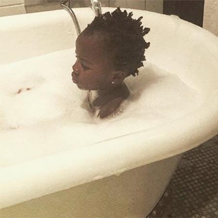 Giovanna Ewbank posta foto de Titi tomando banho de banheira - Reprodução/Instagram
