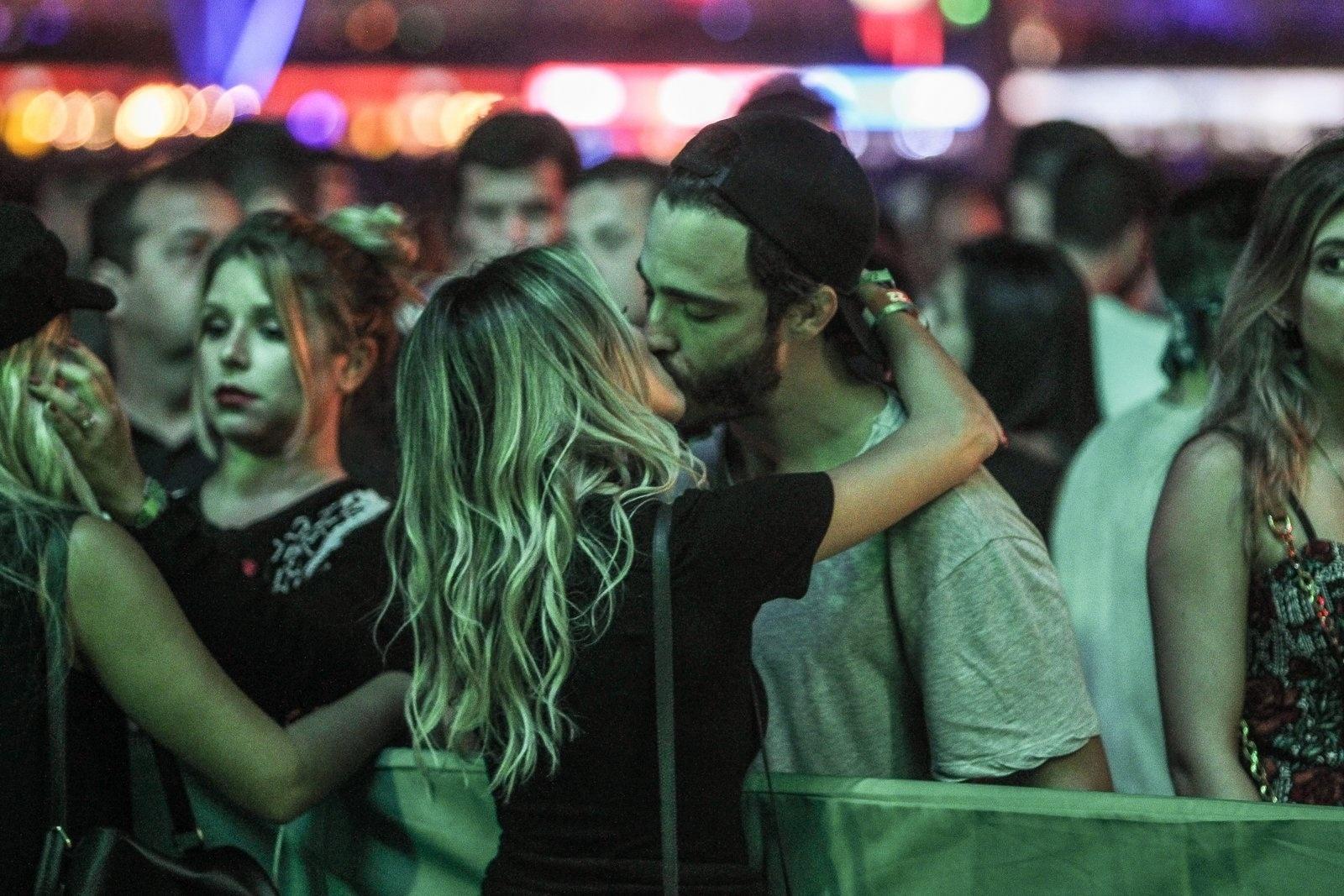 Solteiro desde junho, quando terminou o casamento de dez anos com a jornalista Cris Dias, o ator Thiago Rodrigues foi visto beijando muito em camarote no Rock in Rio 2017 - AgNews