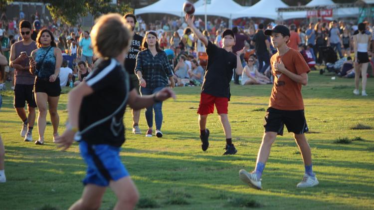 Garotos jogam futebol americano no gramado do Zilker Park dentro do festival Austin City Limits - Felipe Branco Cruz/UOL - Felipe Branco Cruz/UOL