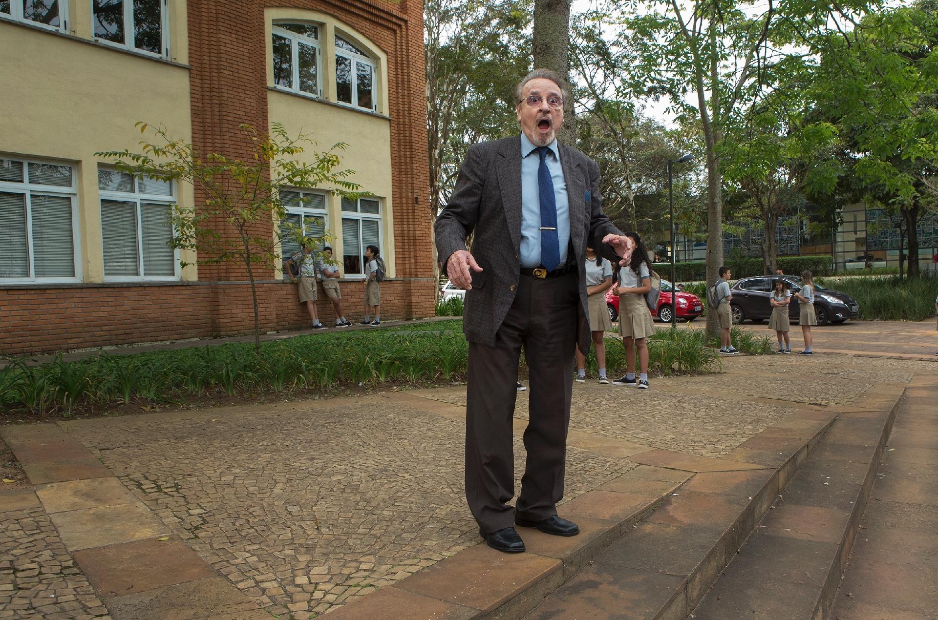Carlos Villagrán interpreta Ademar Frederico Melquior em "Como se Tornar o Pior Aluno da Escola" - Divulgação/Paris Filmes