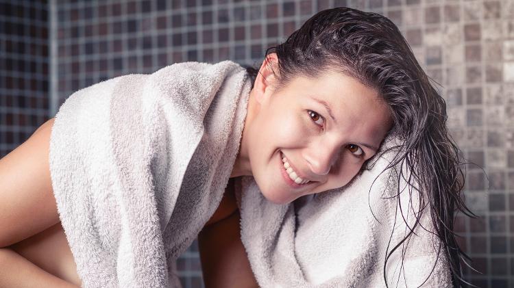 Mulher se secando após sair do banho - iStock - iStock
