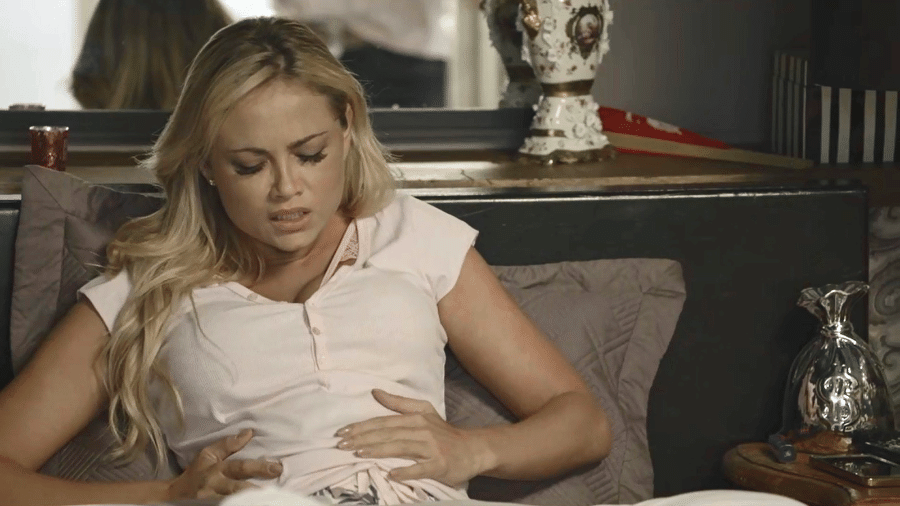 Suzy (Ellen Roche) sente dores durante a gravidez - Reprodução/Globo