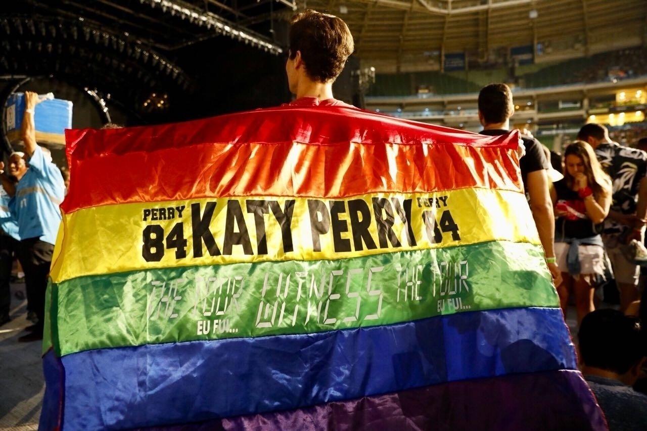 Fãs vão ao show de Katy Perry em São Paulo com fantasias parecidas com os figurinos da cantora - Mariana Pekin/UOL