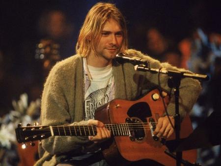 Kurt Cobain e o seu violão Martin D-18E modelo 1959 durante o "Unplugged MTV" - Reprodução