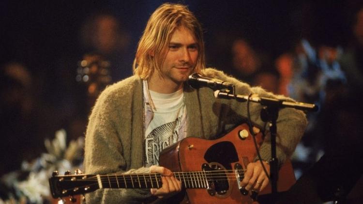 Kurt Cobain e o seu violão Martin D-18E modelo 1959 durante o "Unplugged MTV" - Reprodução - Reprodução