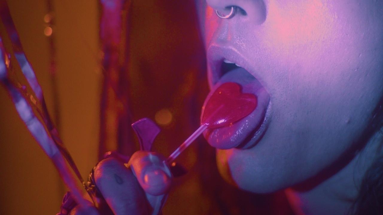 Cena do videoclipe "Canção de Engate" - Joana Linda