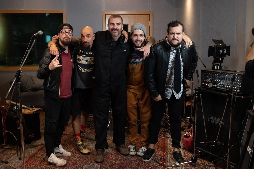 Banda Maquinamente após pocket show no Midas Studios - Divulgação