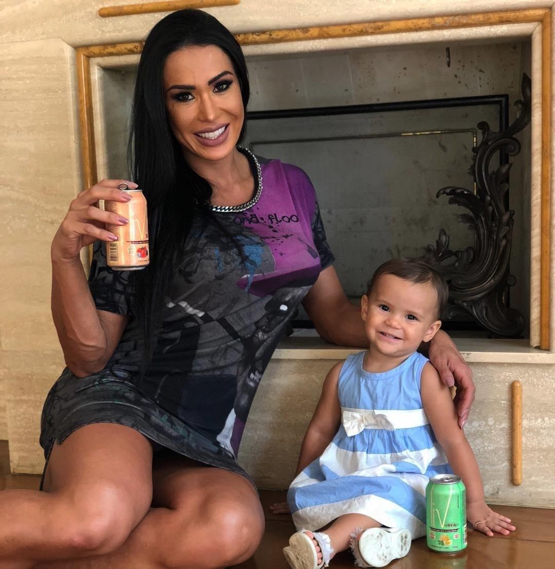 Gracyanne se considera avó de Alice, neta de Belo, que mora com o casal. A menina despertou ainda mais o desejo de filhos na morena - Reprodução/Instagram