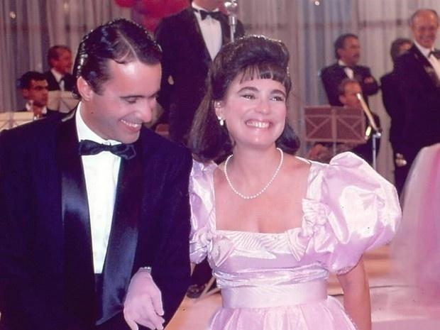 Em "Rainha da Sucata" (1990), Maria do Carmo, personagem de Regina Duarte, compra o casamento com Edu, papel de Tony Ramos. Ele aceita a proposta para tentar ajudar sua família - CEDOC/Globo