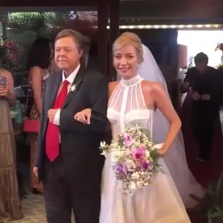 Emocionada, Luiza Possi entra na cerimônia do seu casamento com o diretor Cris Gomes em São Paulo - Reprodução/Instagram - Reprodução/Instagram