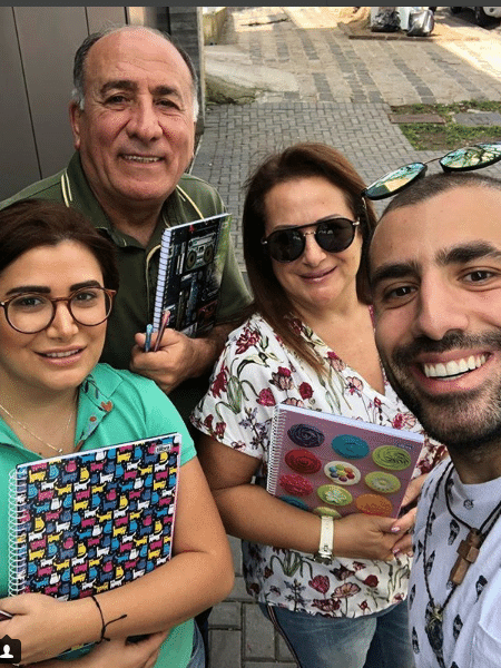 Kaysar mostra a família indo para a aula de português - Reprodução/Instagram