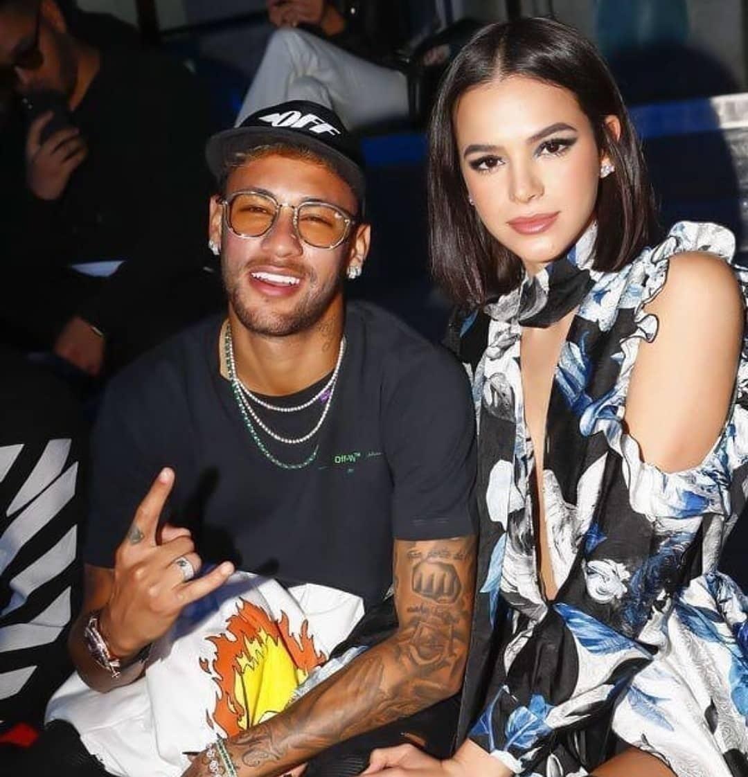 Neymar e Bruna em desfile na capital francesa - Reprodução/Instagram/@brumarquezine