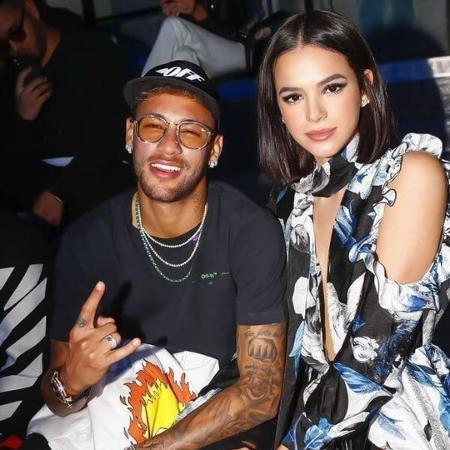 Neymar e Bruna em desfile na capital francesa - Reprodução/Instagram/@brumarquezine