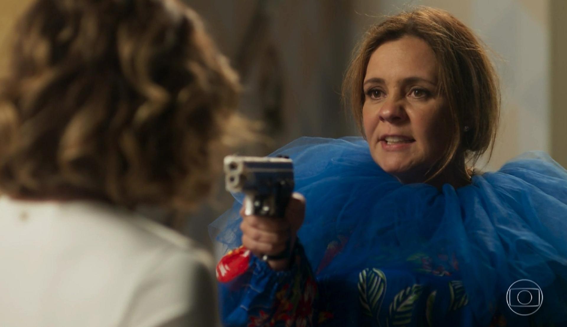 Laureta (Adriana Esteves) ameaça Luzia (Giovanna Antontelli) e ajuda Karola (Deborah Secco) - Reprodução/TV Globo