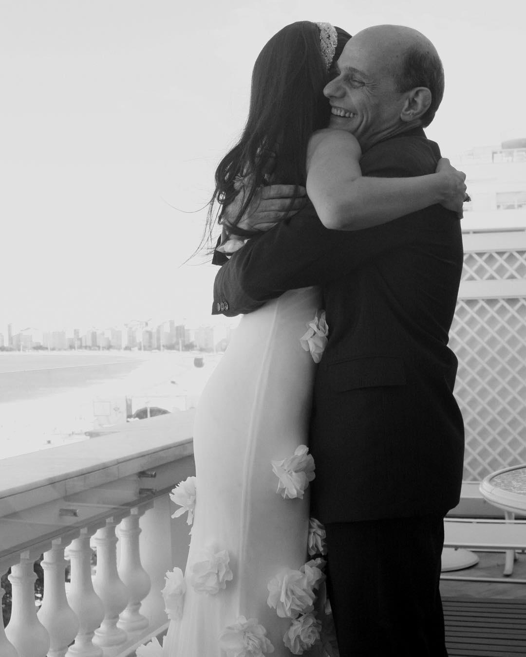 No meio da tarde desta segunda-feira(11), logo após a notícia da morte de Ricardo Boechta, Veruska Seibel publicou uma foto em que aparece abraçada ao marido e escreveu na legenda: "Pior dia da minha vida" - Reprodução/Instagram/@doceveruska