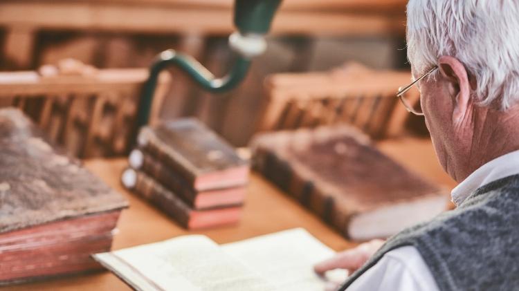 Idoso estudando - iStock - iStock