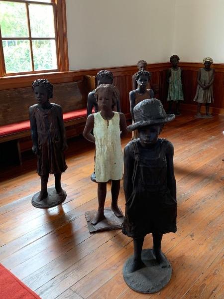 Estátuas de crianças escravizadas em uma Plantation - Janaina Garcia/UOL