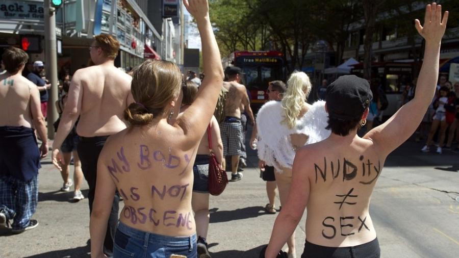 Topless em protesto em 2017: "meu corpo não é obsceno" e "nudez é diferente de sexo". - Getty Images