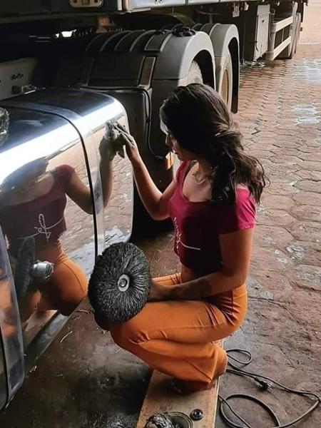 Andressa Souza faz polimentos de caminhões - Arquivo Pessoal