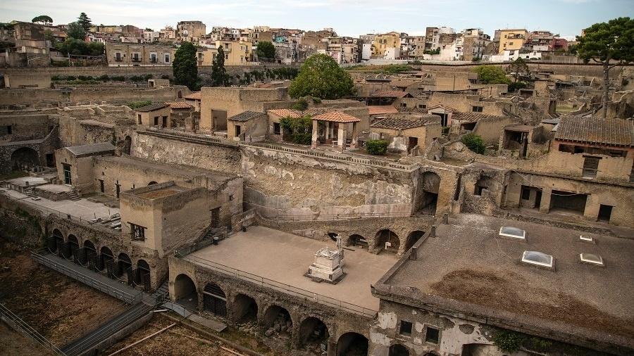 Vista geral da antiga cidade romana de Herculano destruída em 79 dC pela erupção do Vesúvio que também afetou Pompéia, no dia da reabertura do Parque Arqueológico de Herculano, em Ercolano, Itália. 