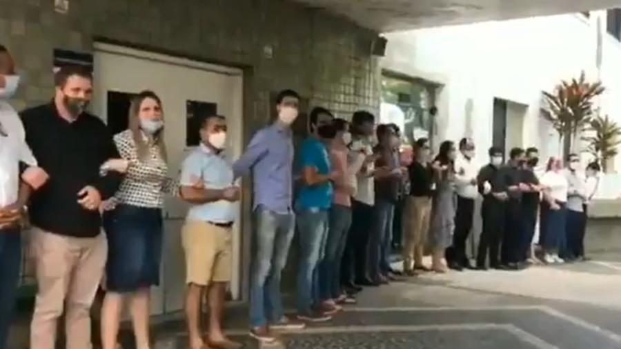 Grupo de católicos faz ato em frente a hospital do Recife contra interrupção da gravidez de menina que sofreu estupro - Reprodução / Twitter