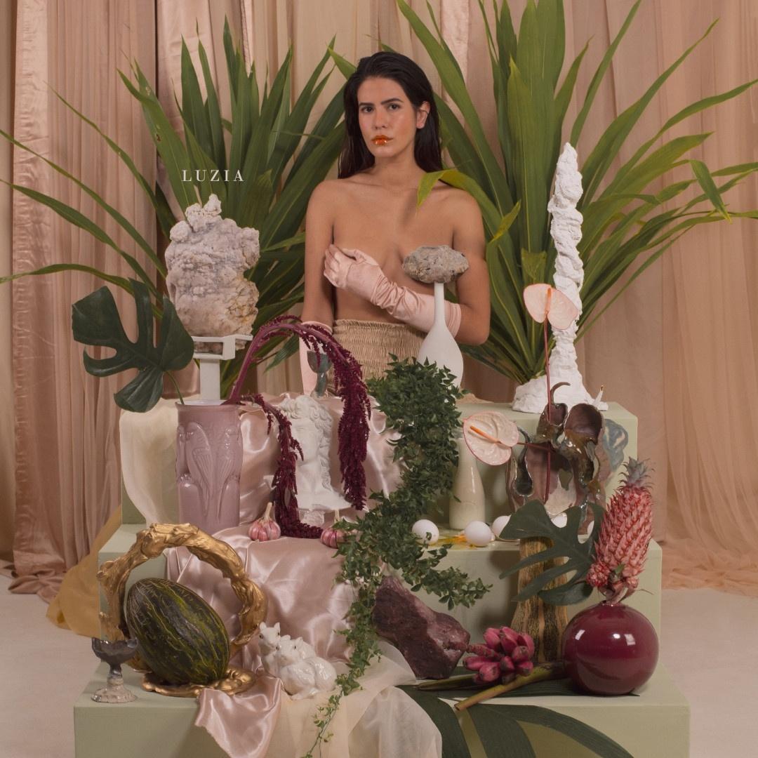 Antonia Morais posa topless em capa de novo disco - 10/09/2020 - UOL TV e Famosos
