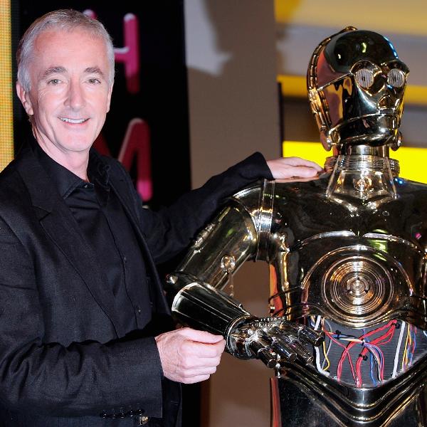 Anthony Daniels posa para foto ao lado do C3PO, seu personagem em Star Wars