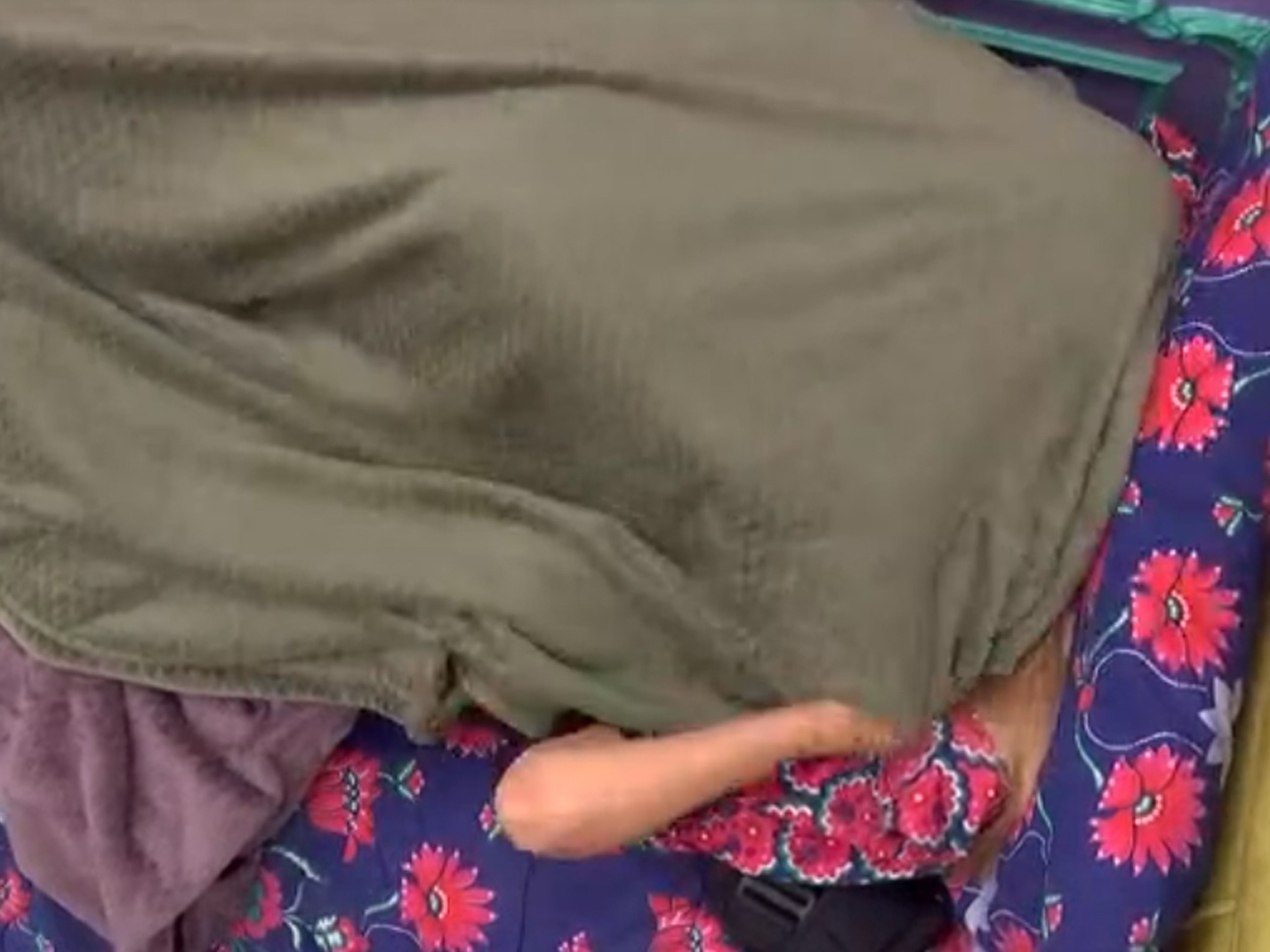 Sobe: Carla e Arthur movimentam edredom e atriz diz: 'Preciso respirar'