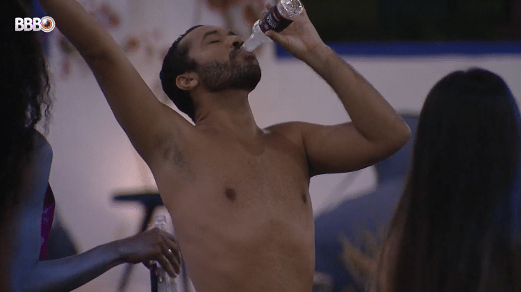 Gil comemora mais um dia no BBB 21 - Reprodução/Globoplay - Reprodução/Globoplay