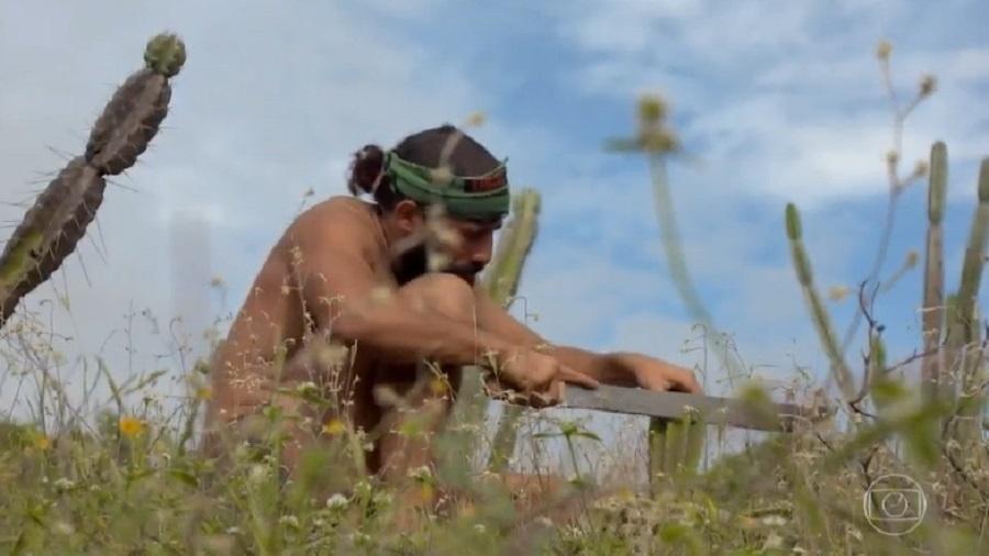 No Limite: Kaysar prepara cactos para colegas da tribo calango - Reprodução/TV Globo
