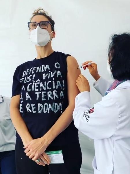 A chef Paola Carosella recebendo a 1ª dose da vacina contra a covid-19 - Reprodução