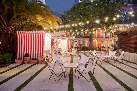 Edifício de poucos andares e espaços comunitários: características que se mantém. Na foto, o Phoenix Hotel - Nick Simonite - Nick Simonite