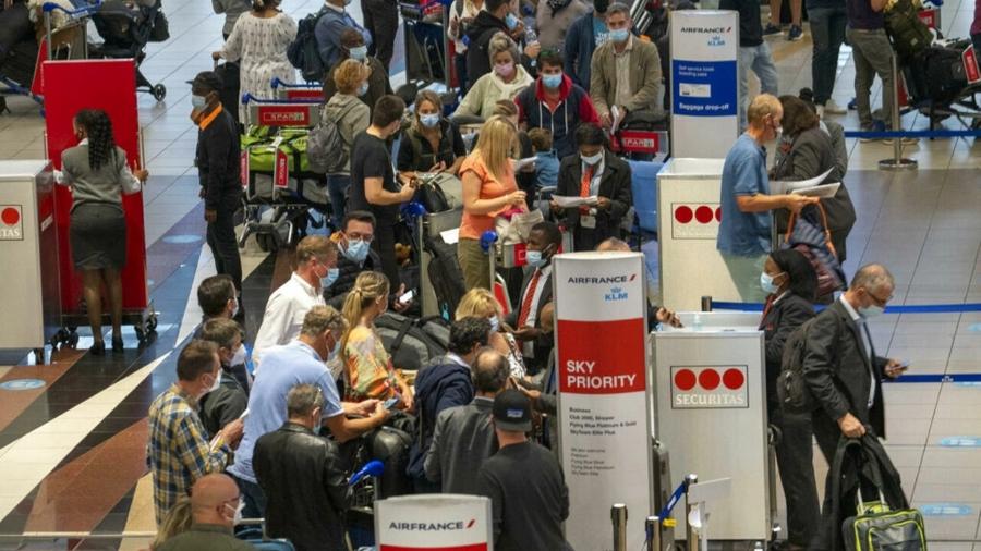 Passageiros fazem fila em aeroporto em Joanesburgo, na África do Sul; brasileiros criaram rede de apoio mútuo - Reprodução/RFI