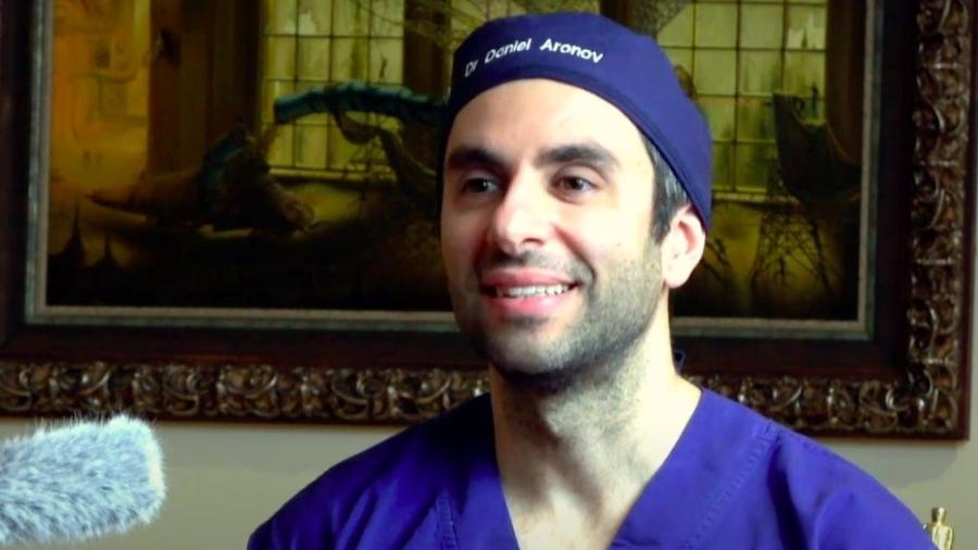 Dr. Daniel Aronov, cirurgião plástico - Reprodução/Youtube