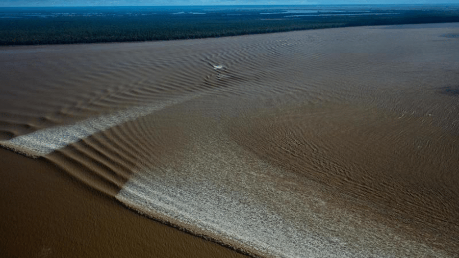 Foto aérea de pororoca na foz do Rio Amazonas feita durante a expedição Corais da Amazônia (2018), do Greenpeace, na costa do Amapá