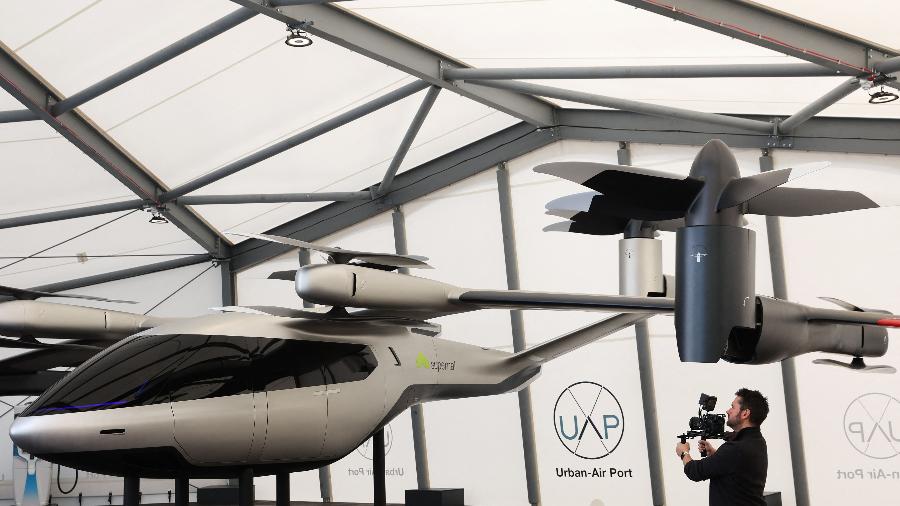 Um modelo em escala de um veículo aéreo elétrico, da empresa Supernal, estacionado já no Air-One - Adrian Dennis/AFP