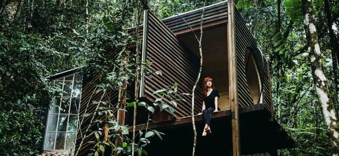 A "Cabana do Mato", em Catuçaba (SP), propõe uma imersão total na natureza, sem direito a luz elétrica e wifi - Reprodução Airbnb