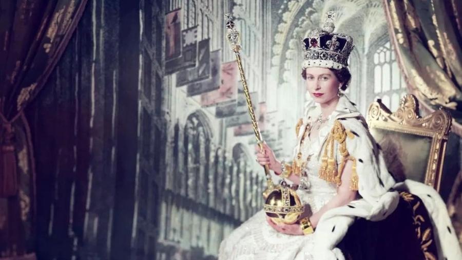A rainha usou a Coroa de Santo Eduardo na sua coroação em 1953 - Reprodução/Instagram @theroyalfamily