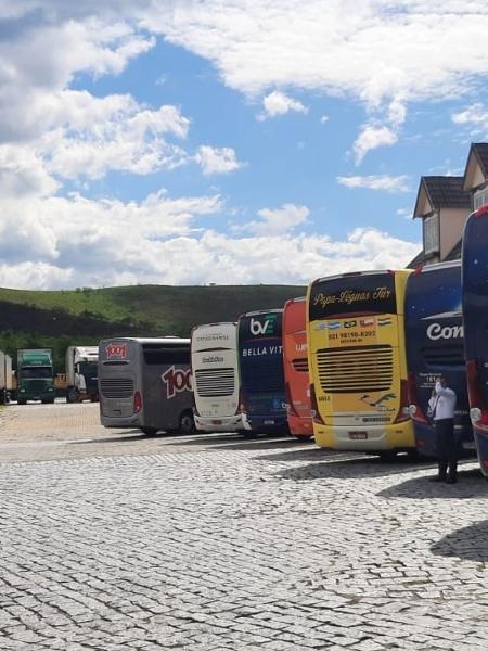 Ônibus estão parados ha mais de 6 horas na estrada impedidos de continuar viagem devido a barricadas de caminhoneiros  - Acervo pessoal 