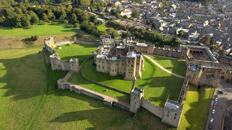 Vista aérea do Castelo de Alnwick, na Inglaterra