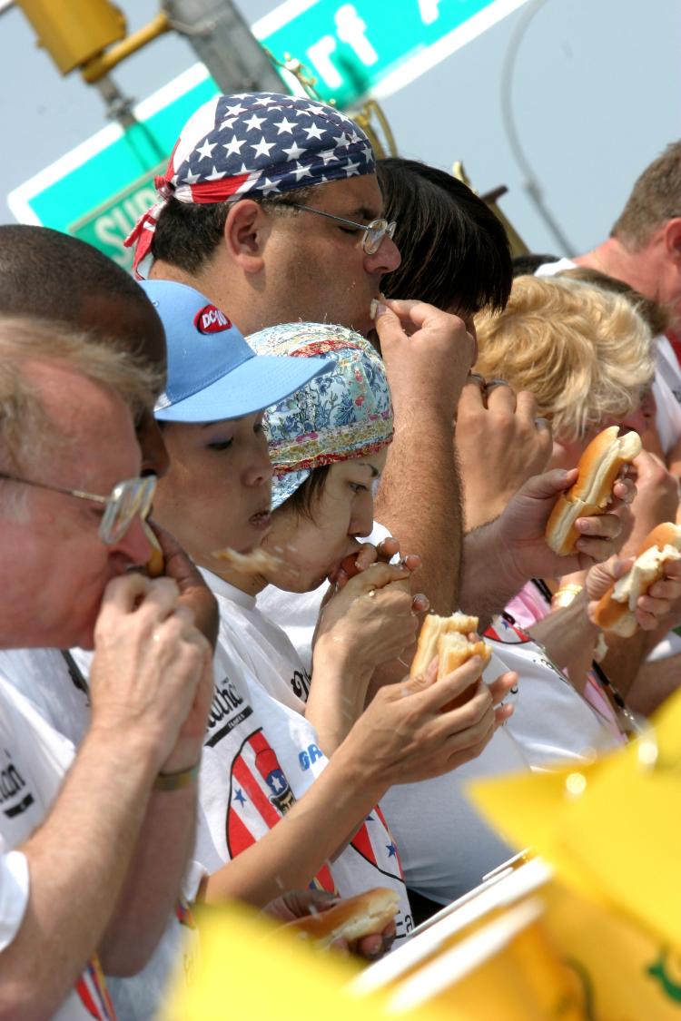 Participantes da edição de 2024 do Nathan's Annual Hot Dog Eating Contest