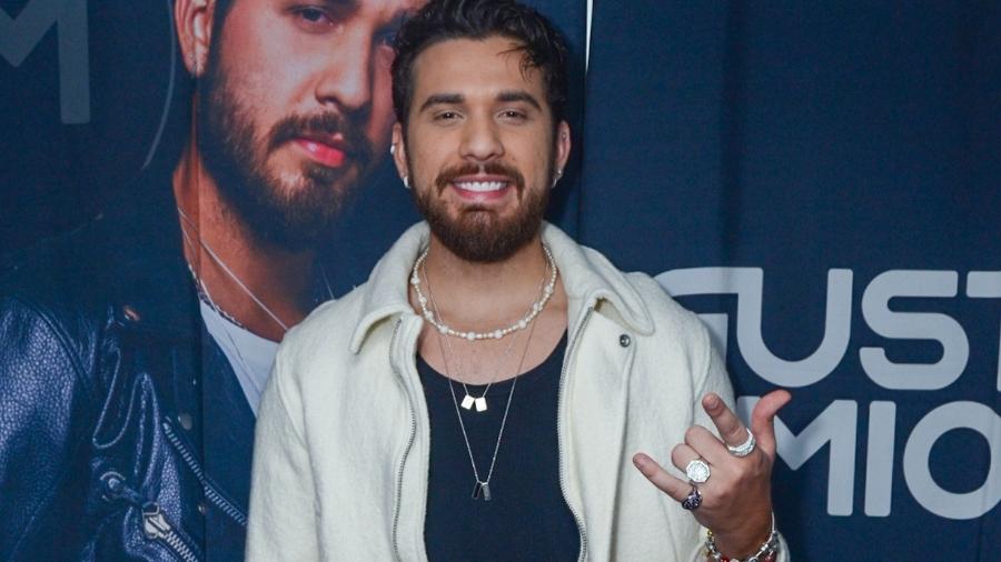 O cantor Gustavo Mioto antes de subir ao palco do Farraial, no sábado (17), em São Paulo