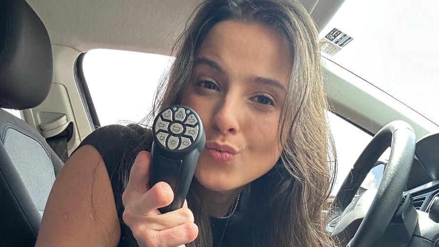 Influenciadora digital Claudia Fontana Winck, 28, usa manopla para dirigir - Arquivo Pessoal