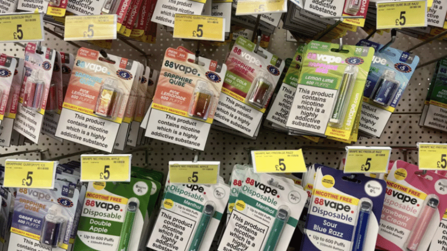 Produtos para cigarros eletrônicos em uma loja de Caracas, na Venezuela Produtos para cigarros eletrônicos em uma loja de Caracas, na Venezuela