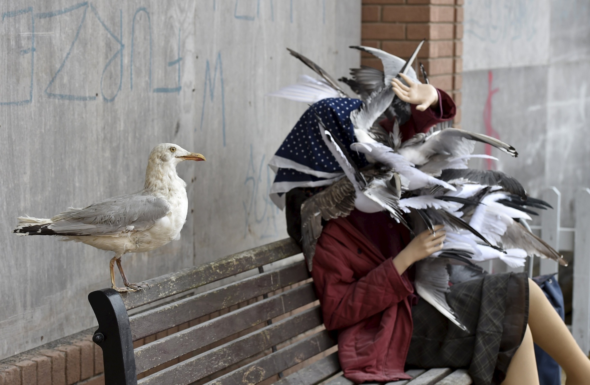 20.ago.2015 - O artista urbano britânico Banksy anunciou nesta quinta-feira (20) a abertura da "Dismaland", um "parque temático familiar para anarquistas principiantes" em Somerset, região litorânea ao oeste do Reino Unido - Toby Melville/Reuters