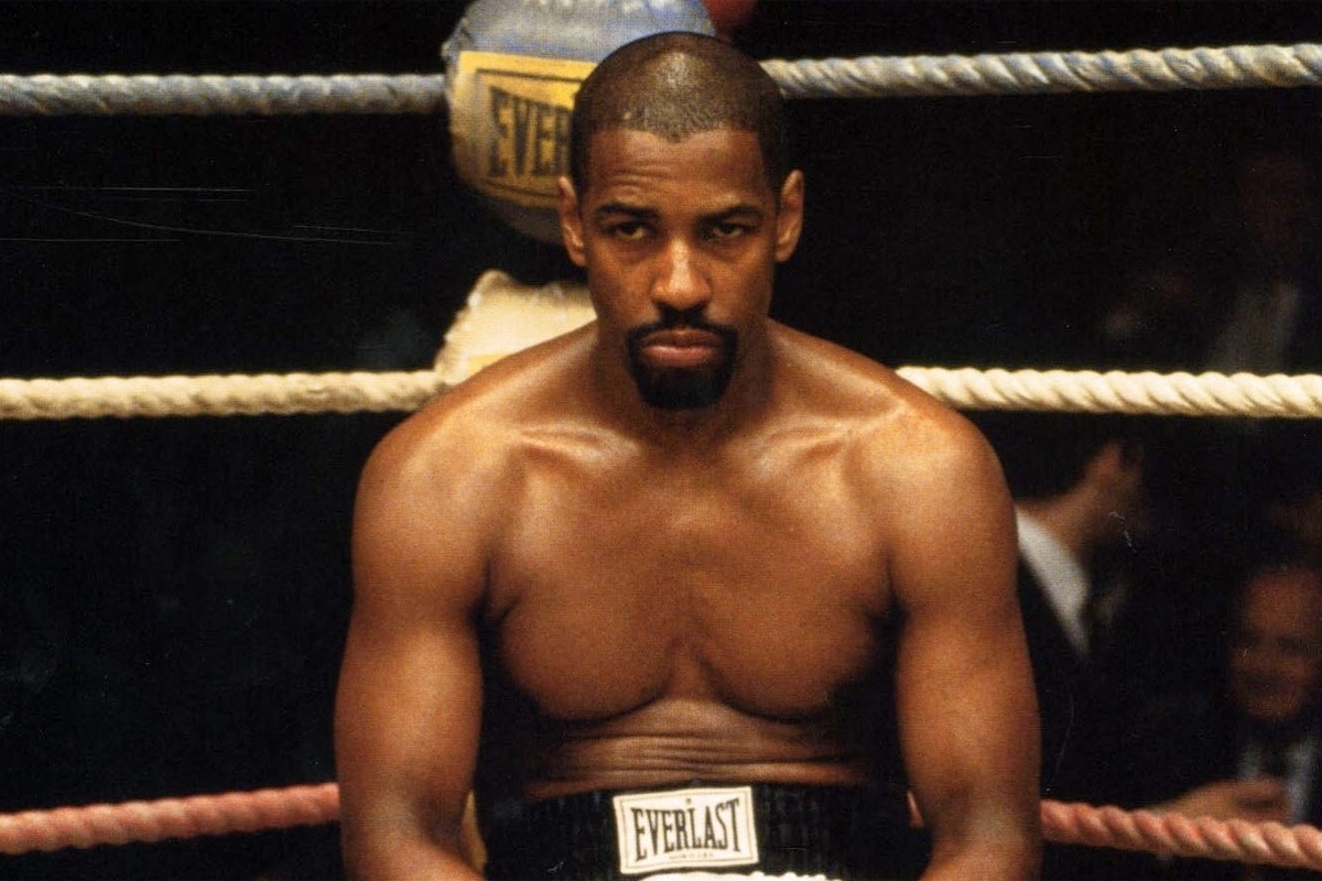 "Hurricane - O Furacão" (1999) foi dirigido por Norman Jewison, com Denzel Washington no papel principal. O filme conta a história real de um ex-campeão de boxe condenado por triplo homicídio. Sua prisão foi cercada de suspeitas de perseguição racial. Um novo julgamento inocentou o atleta, que ficuo preso por quase 20 anos - Divulgação