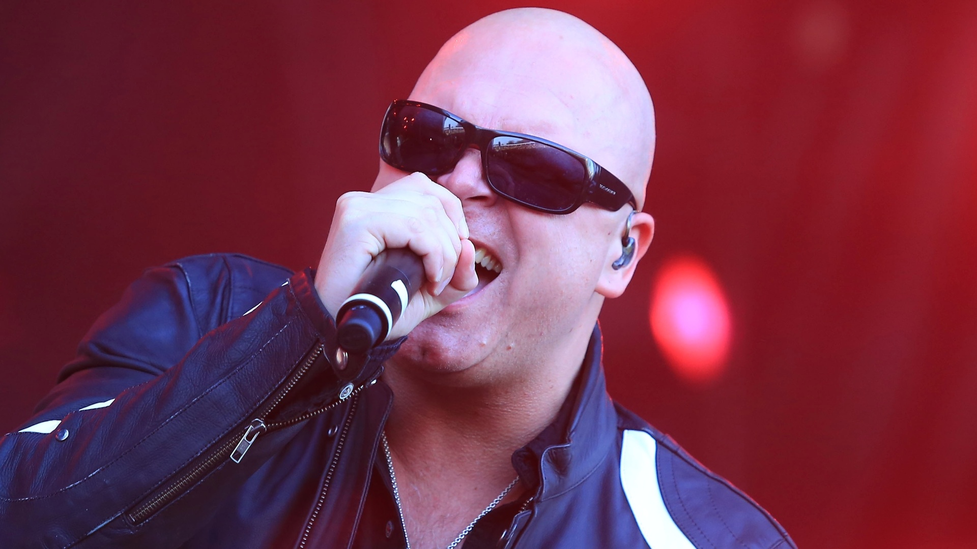 19.set.2015 - O ex-vocalista da banda alemã Halloween Michael Kiske se juntou aos brasileiros do Noturnall, agitando o público do palco Sunset, durante o segundo dia do Rock in Rio 2015. - Marco Antônio Teixeira/UOL