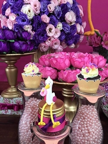 As leiteiras de vidro, lotadas de pérolas cor-de-rosa, deram um tom ainda mais feminino à decoração deste chá de fraldas. Os pratos laqueados da Mommy Lok (instagram.com/mommy_lok) servem de suporte aos doces finos, colocados em forminhas especiais da Decora Doces (instagram.com/decoradoces) - Divulgação